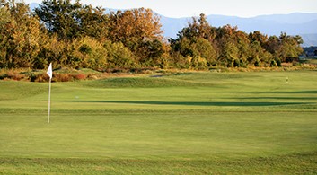 Golf Club hole 6 River course